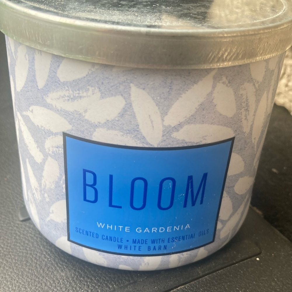 White Barn Bloom white gardenia candle
